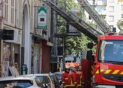 Pompierii intervin pentru stingerea unui incendiu, în Paris (scop ilustrativ)