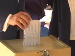 Gafă uriaşă a lui Armin Laschet, candidatul susţinut de Angela Merkel. Votul său ar putea fi invalidat după ce a arătat presei cum a votat - VIDEO