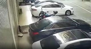 O tânără pe jumătate dezbrăcată s-a prăbușit de la balcon și a aterizat pe plafonul unei mașini, în Taipei