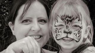 O mamă a rămas mută de uimire, după ce o femeie fără adăpost i-a dat cea mai frumoasă lecţie de viaţă fiicei sale: I-a oferit ultimii săi bănuţi din buzunar, în Anglia