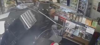 Tragedie evitată la limită: un BMW distruge un magazin din Craiova, la doar câteva momente după ce un grup de copii plecase din zonă - VIDEO