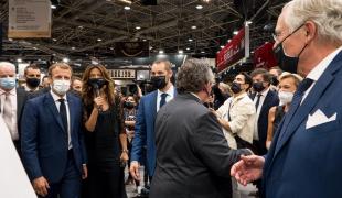 Emmanuel Macron a fost lovit cu un ou de un protestatar: "Dacă are să-mi spună ceva, să vină"