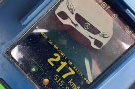 Un şofer vitezoman, prins în timp ce conducea cu 217 km/h, pe centura orașului Bacău