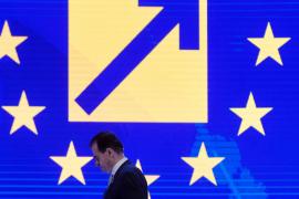 Ludovic Orban paraseste scena dupa ce a sustinut un discurs in timpul Congresului Partidului National Liberal