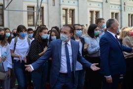 CNSU a aprobat: Şcoala cu prezenţă fizică indiferent de incidenţă. Restricţii ridicate doar pentru vaccinaţi şi cei trecuţi prin boală. Magazinele au program până la ora 22.00, ora de închidere a restaurantelor va fi 24.00