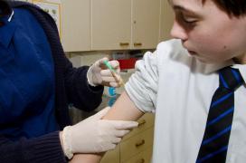 O comisie pentru vaccinuri din Marea Britanie nu recomandă imunizarea copiilor cu vârste cuprinse între 12 şi 15 ani, preferând o abordare precaută