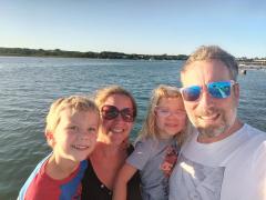 Madison, alături de fratele şi părinţii ei