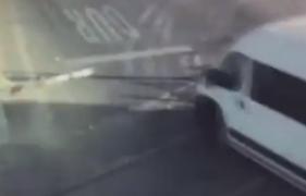 6 morți, după ce un microbuz a fost lovit în plin de tren, în Turcia. Șoferul nu a oprit, deși barierele erau coborâte