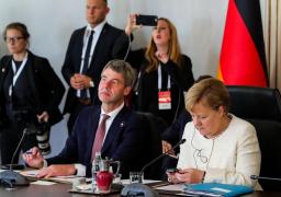 Jan Hecker şi Angela Merkel, fotografiaţi în timpul unui summit, în 2018