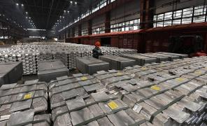 Lingouri de aluminiu, depozitate într-o hală