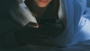 adolescentă la telefon