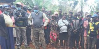 Vecinii celor doi s-au adunat pentru a vedea cele întâmplate