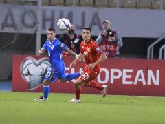 Românii (în albastru) au pierdut mai mereu duelurile cu fotbaliştii macedoneni