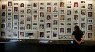 Peretele cu pozele victimelor care au pierit în Zborul 93, expuse la Muzeul Naţional al Comemorării