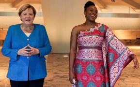 Angela Merkel (stânga) şi Chimamanda Ngozi Adichie (dreapta)