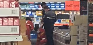 Scene dramatice într-un magazin din Craiova: un bărbat în vârstă de 72 de ani a murit la coadă la pui. Bătrânul a leşinat şi a fost călcat în picioare în goana după reduceri - VIDEO