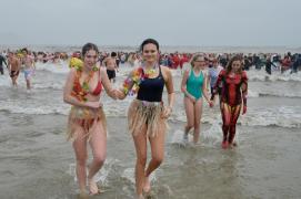 Cel mai călduros Revelion din istoria Marii Britanii. Englezii s-au bucurat de tradiţionala baie de Anul Nou