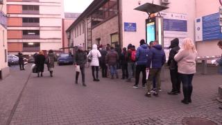 Cozi la taxe şi impozite de la ora 3 dimineaţa. Pensionarii s-au înghesuit pentru reducerea de 10%