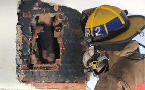 Hoț blocat în coșul casei pe care voia să o spargă. ”Am auzit zgomote puternice, ca şi cum s-ar fi lovit în perete”