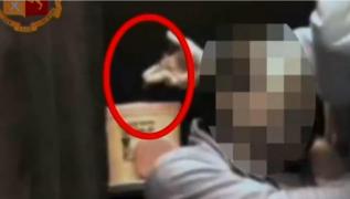 Un asistent medical din Italia, surprins în timp ce aruncă vaccinul la gunoi. A fost arestat, iar toţi cei vaccinaţi fictiv au fost identificaţi de poliţie | VIDEO