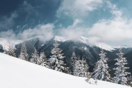 peisaj de iarnă în munții din România