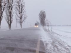 Alertă meteo de vânt puternic în toată țara. De vineri seară, ninsori și viscol la munte