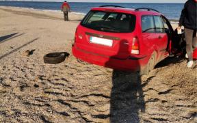 Amenda primită de un șofer care a rămas cu mașina blocată pe o plajă din Constanța. ”A vrut să simtă nisipul sub roți”