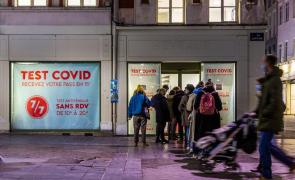 Record de cazuri COVID în Franţa: medie de 300.000 de infectări zilnice. Valul Omicron umple secţiile ATI