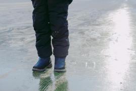 Trei copii de 14 ani au căzut într-un lac îngheţat. Doar doi au reuşit să iasă singuri la suprafaţă. Al treilea copil este resuscitat