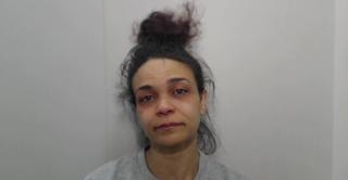 Femeia şi-a înjunghiat mama e zece ori