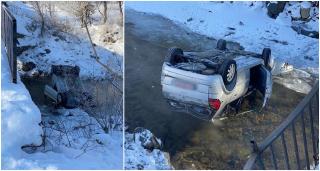 O mașină a plonjat 5 metri într-un râu înghețat din Cluj. Șoferul a pierdut controlul volanului într-o curbă