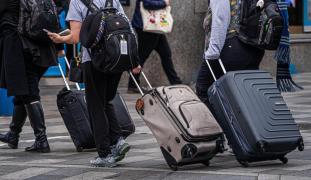 Bolnavi de COVID şi cu bagajele în stradă. Trei turişti, daţi afară din hotel, au rătăcit ore întregi printre localnici, în Canare