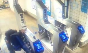 Un american a murit încercând să sară peste turnicheții de la metrou. Momentul tragediei a fost filmat
