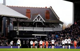 Tânăr de 22 de ani, în stop cardiac în timp ce-şi susţinea echipa favorită. Meciul din Anglia a fost întrerupt de moartea suporterului