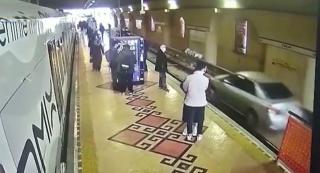 Șofer turc, cascador fără voie după ce a ajuns cu mașina pe șine. Derutați, călătorii din stație fac un pas în față să vadă mai bine