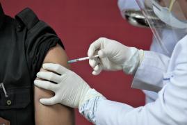 Bărbatul vindea certificatele verzi anti-vacciniştilor