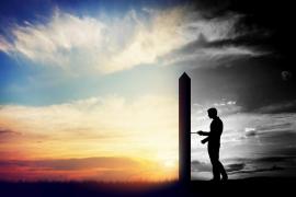 Bărbat care încearcă să deschidă ușa către o nouă lume mai bună