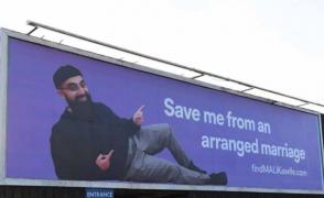 Disperat să-și găsească o soție, un burlac a cheltuit sute de lire pe panouri publicitare pentru a-și îndeplini visul