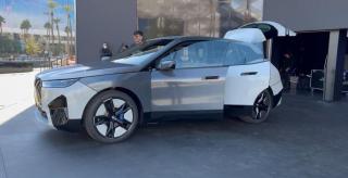 Maşina BMW care îşi schimbă culoarea la o apăsare de buton | VIDEO