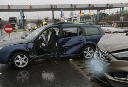 Accident între două maşini pe A2. Cinci persoane sunt rănite, două au fost transportate la spital