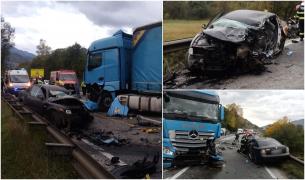 Un tânăr a murit, după ce mașina pe care o conducea a izbit frontal un TIR