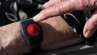 Brăţară cu puton roşu, pentru situaţii de urgenţă