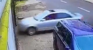 Gest criminal: Un gorjean a intrat cu maşina într-o terasă ca să se răzbune după o ceartă. Şi-a convins apoi o rudă să-i incendieze maşina rivalului