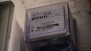 Factura la curent în februarie 2023 va fi cât salariul minim net pe un an de zile. Avertismetul AEI