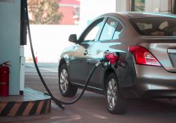 mașină în benzinărie