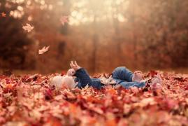 Află cum să îl pregătești pe bebe pentru plimbare în zilele de toamnă