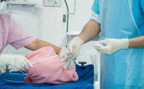 Asistentă, acuzată de moartea a şapte bebeluşi