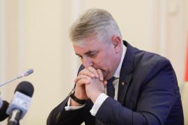 Moţiunea simplă care îl vizează pe Lucian Bode a fost amânată. Ministrul a cerut amânarea cu doar câteva ore înainte de dezbatere