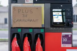 De ce e penurie de carburanţi în Franţa. Guvernul ameninţă că va interveni. Fabricile de zahăr, salvate cu rezervele strategice