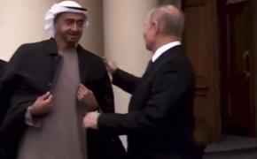 Putin i-a dat președintelui EAU, Mohammed Al Nahyan, haina lui ca să nu înghețe de frig la Sankt Petersburg. VIDEO